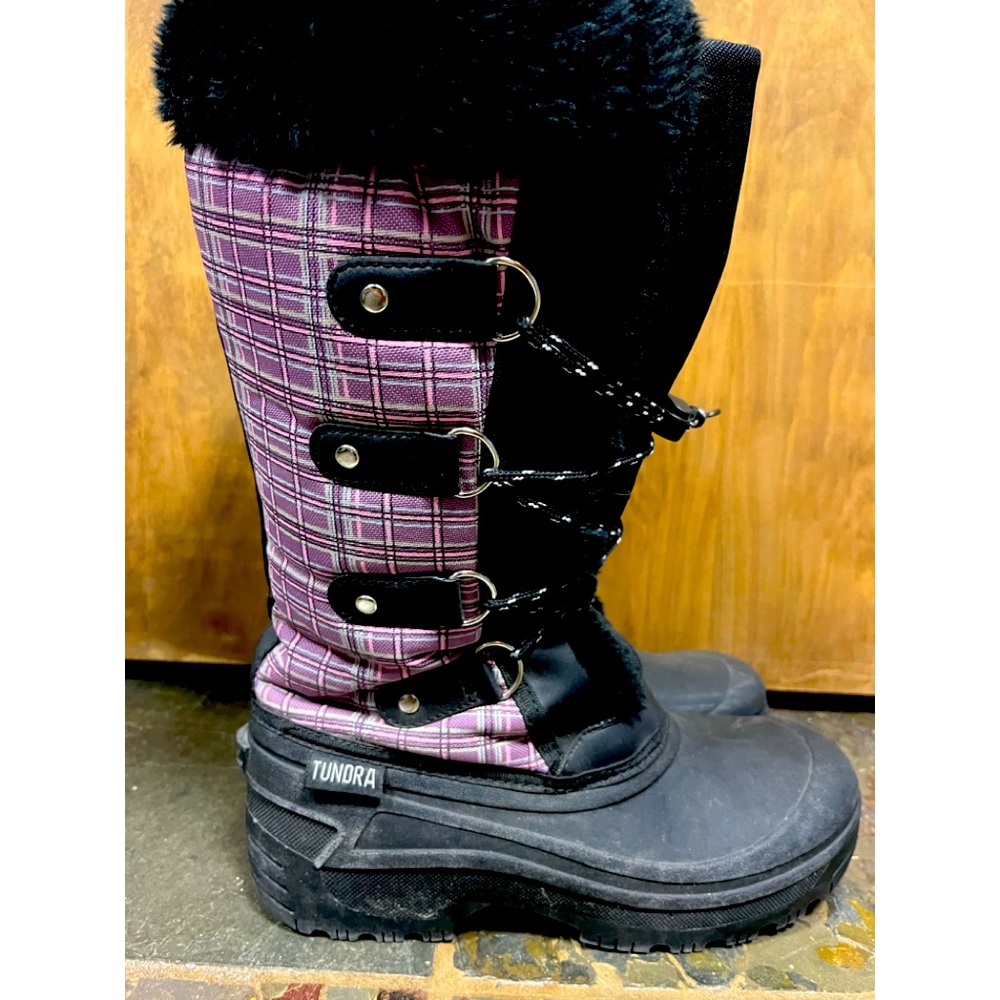 Tundra brand snow boots in excellent condition.
